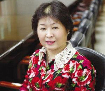 陶华碧还得请人家帮忙把背篼背上肩